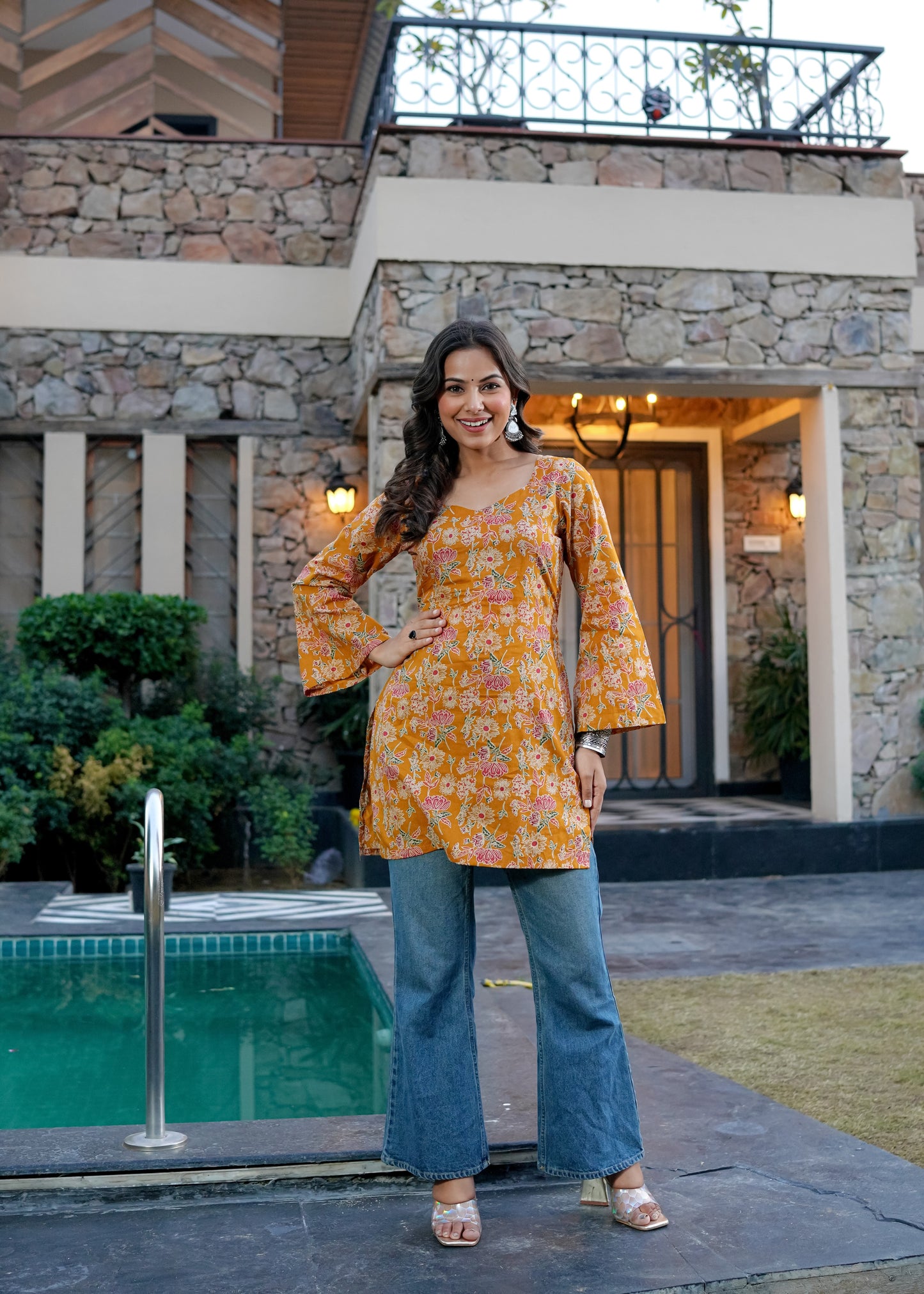 Nayra flaired sleeve kurt