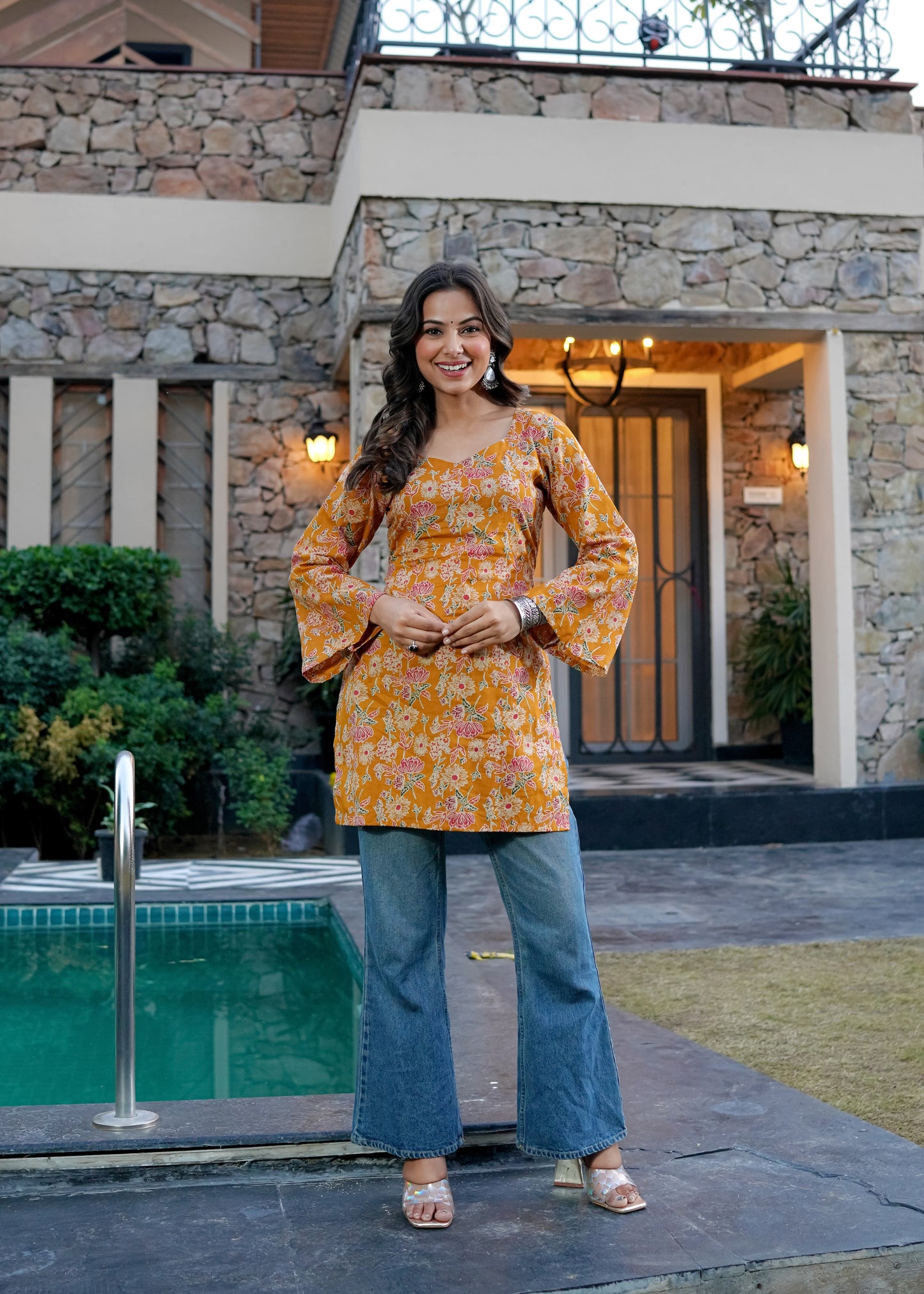 Nayra flaired sleeve kurt