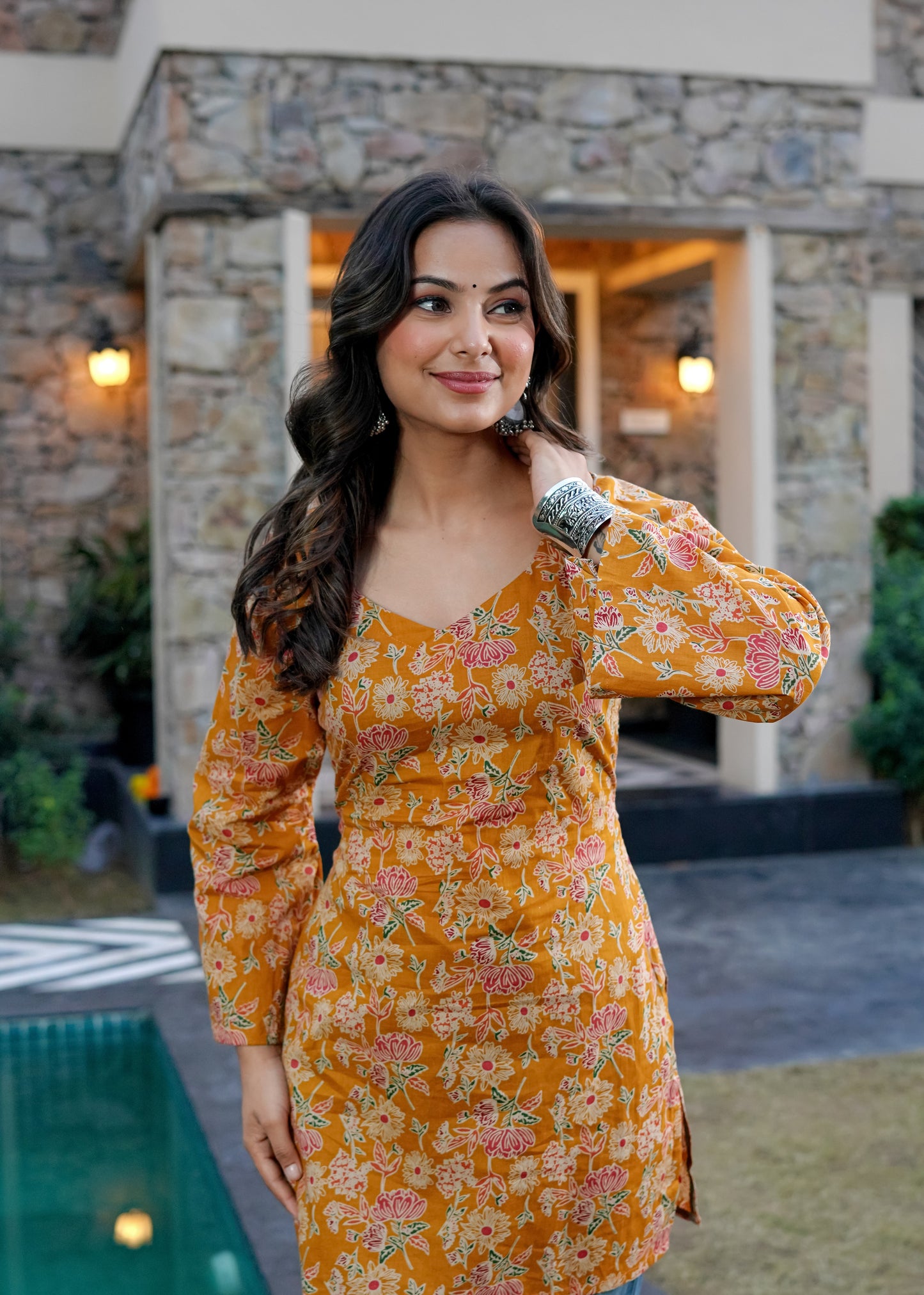 Nayra flaired sleeve kurt