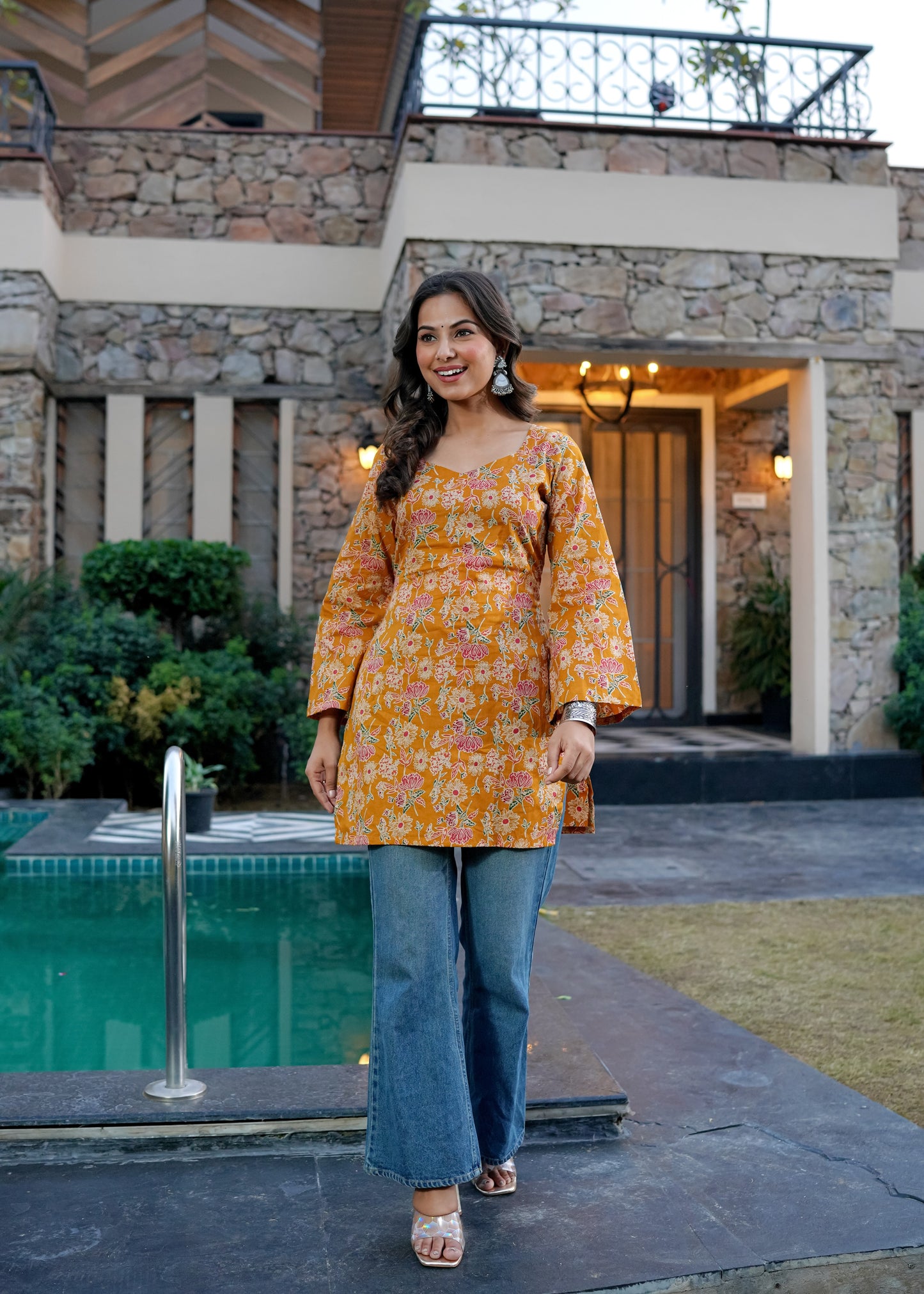 Nayra flaired sleeve kurt